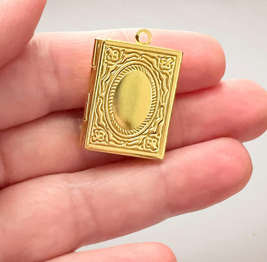 “Must read” book charm